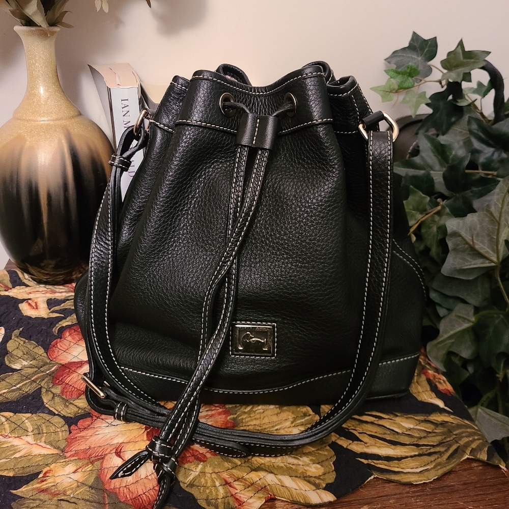 🌺 SOLD SOLD SOLD Dooney Black Bucket